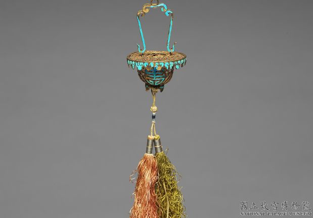 清 鍍金纍絲點翠團壽花籃香囊